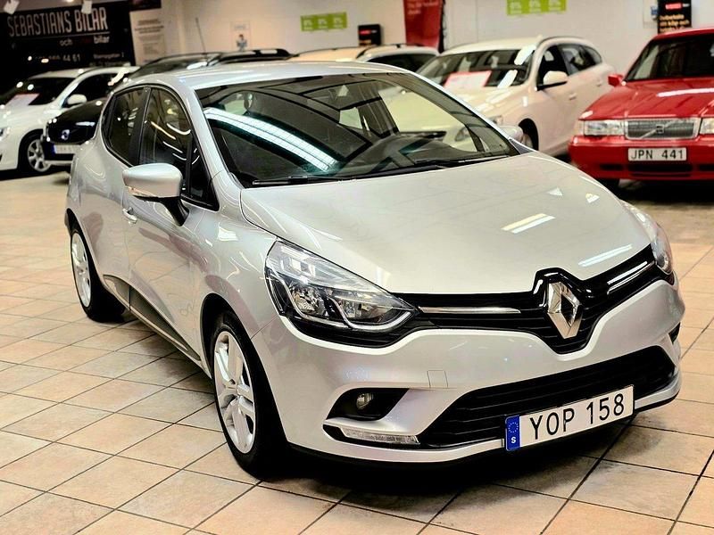 Silver Begagnad 2017 Renault Clio IV Expression Halvkombi | 89 900 kr (Marknadspris) - Bild 1/4