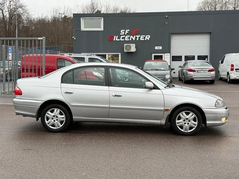 Silver Begagnad 2001 Toyota Avensis Sedan | 37 900 kr (Marknadspris) - Bild 1/4