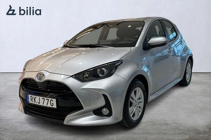 Silver Begagnad 2025 Toyota Yaris Hybrid Active Halvkombi | 244 900 kr (Marknadspris) - Bild 1/3