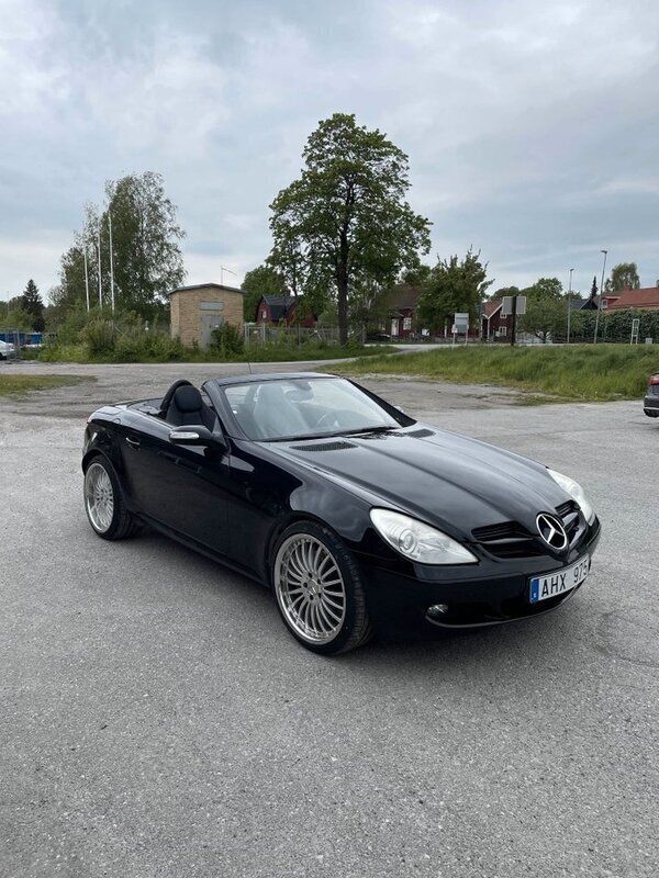 Svart Begagnad 2004 Mercedes SLK350 Cab | 109 990 kr (Marknadspris) - Bild 1/4