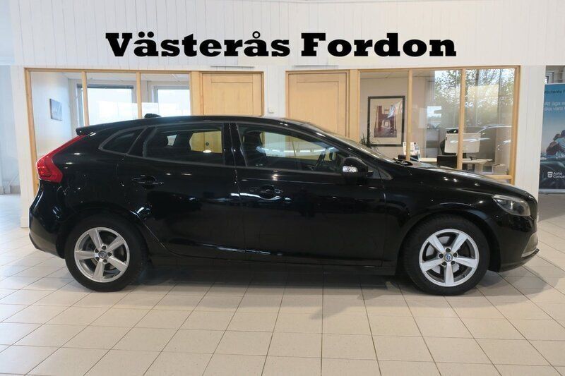Svart Begagnad 2015 Volvo V40 Kinetic Kombi | 129 900 kr (Marknadspris) - Bild 1/4