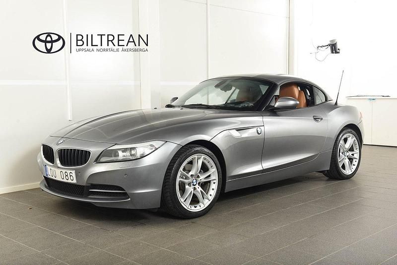 Grå Begagnad 2011 BMW Z4 Cab | 198 900 kr (Marknadspris) - Bild 1/4