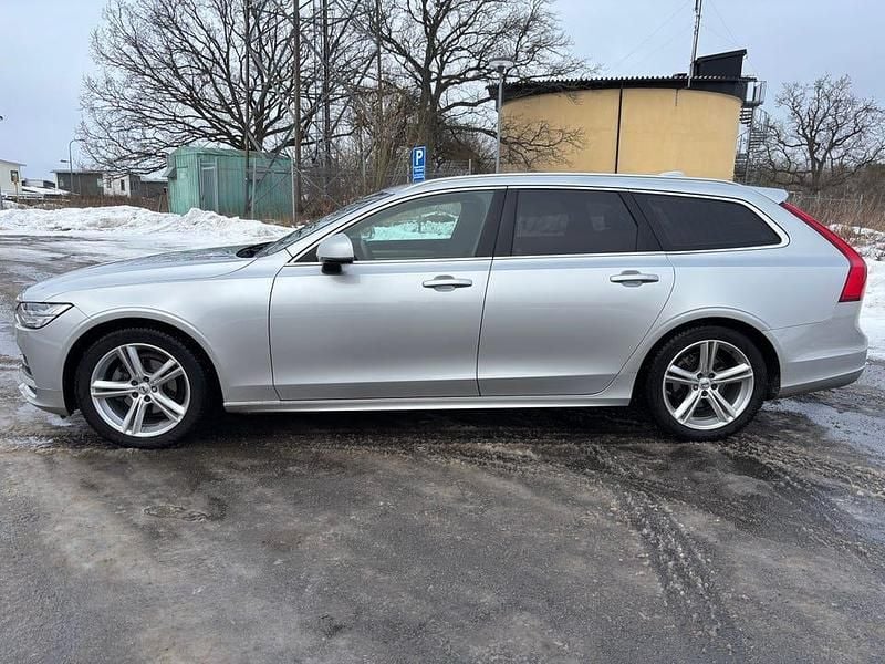 Begagnad Volvo V90 Momentum 190 HK (139 kW) 2019 Kombi