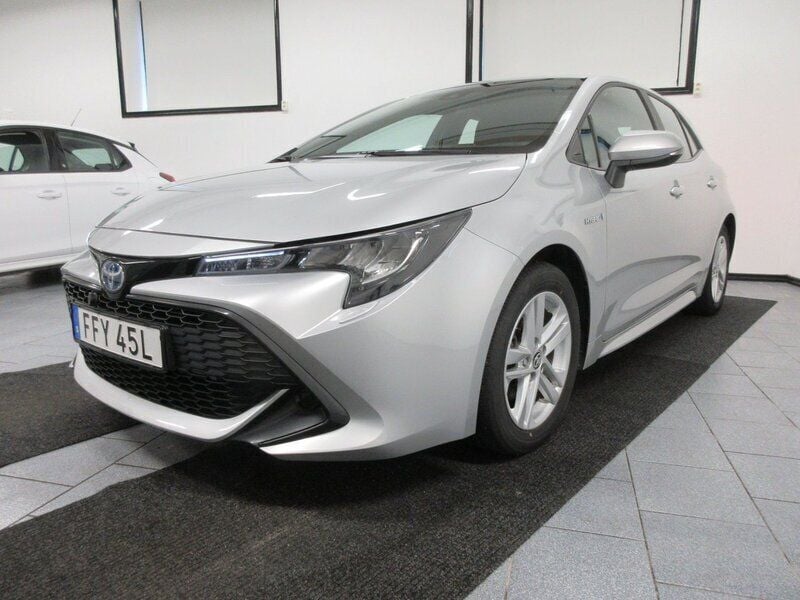 Silver Begagnad 2020 Toyota Corolla Hybrid Active Halvkombi | 209 500 kr (Marknadspris) - Bild 1/4