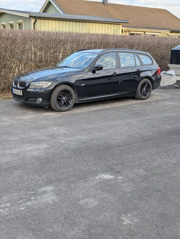 Svart Begagnad 2010 BMW 318 Comfort Edition Kombi | 60 000 kr (Marknadspris) - Bild 1/4