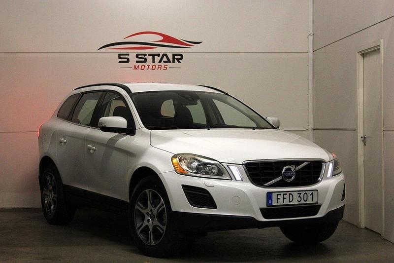Vit Begagnad 2013 Volvo XC60 Momentum SUV | 129 900 kr (Bra pris) - Bild 1/4