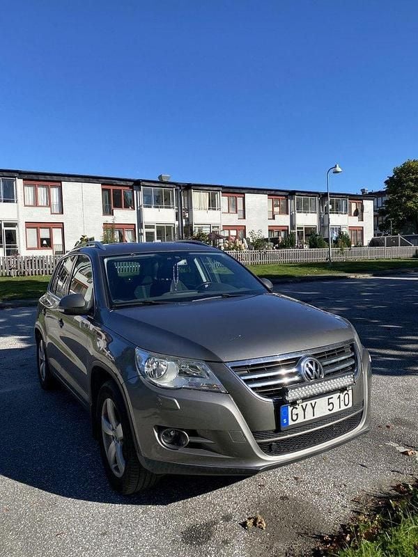 Grå Begagnad 2010 VW Tiguan Sportline SUV | 70 000 kr (Marknadspris) - Bild 1/4