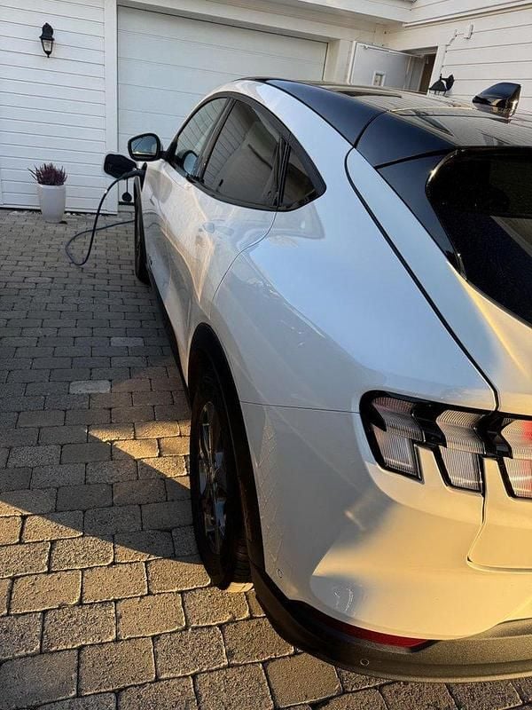 Vit Begagnad 2022 Ford Mustang Mach-E SUV | 349 000 kr (Bra pris) - Bild 1/4