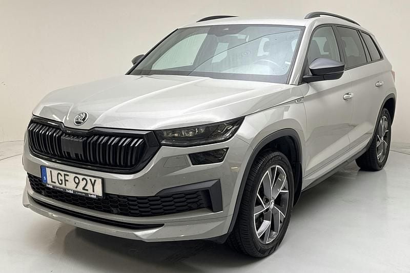Grå Begagnad 2022 Skoda Kodiaq SportLine SUV | 367 500 kr (Dyr) - Bild 1/4