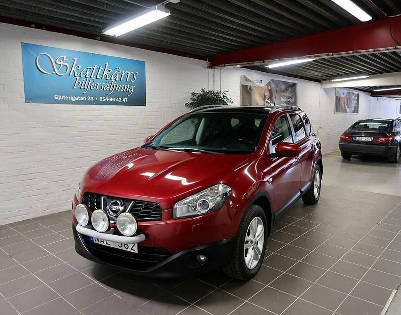 Röd Begagnad 2011 Nissan Qashqai +2 SUV | 64 000 kr (Marknadspris) - Bild 1/4