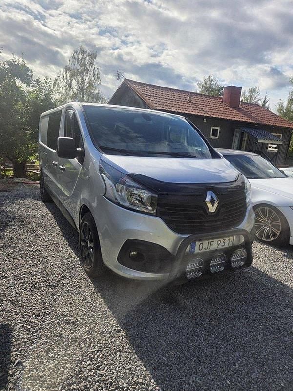 Silver Begagnad 2017 Renault Trafic Van | 199 000 kr - Bild 1/4