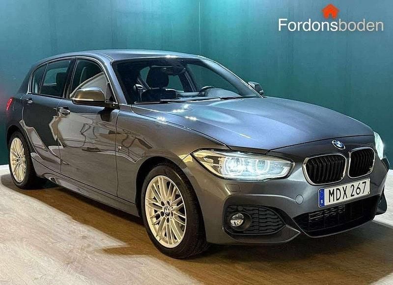 Grå Begagnad 2018 BMW 120 M Sport Halvkombi | 218 900 kr (Marknadspris) - Bild 1/4