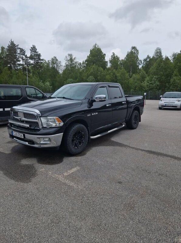 Svart Begagnad 2010 RAM 1500 Pickup | 185 000 kr (Bra pris) - Bild 1/4