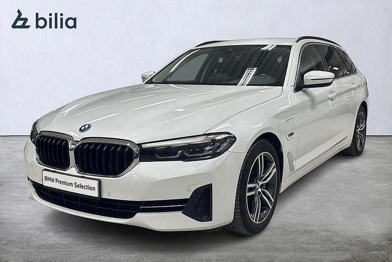 Vit Begagnad 2023 BMW 530e Kombi | 354 900 kr (Bra pris) - Bild 1/4