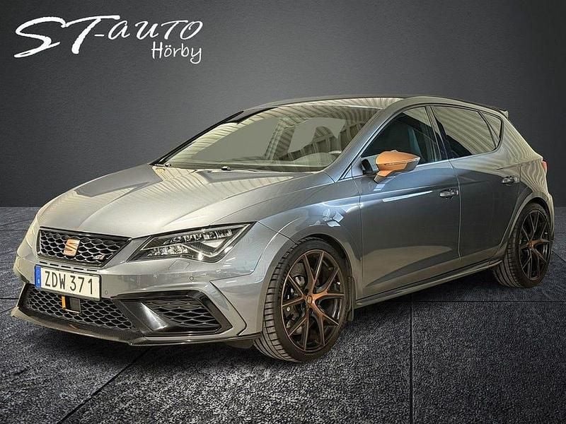 Grå Begagnad 2017 Cupra Leon Limited Edition Halvkombi | 329 900 kr - Bild 1/4