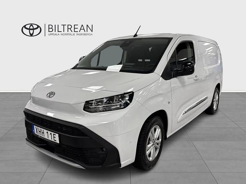 Vit Begagnad 2024 Toyota Proace City City Minibuss | 359 900 kr (Bra pris) - Bild 1/4