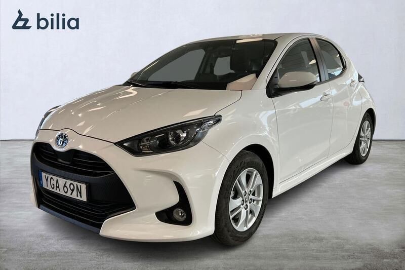 Vit Begagnad 2023 Toyota Yaris Hybrid Active Halvkombi | 234 900 kr (Marknadspris) - Bild 1/3