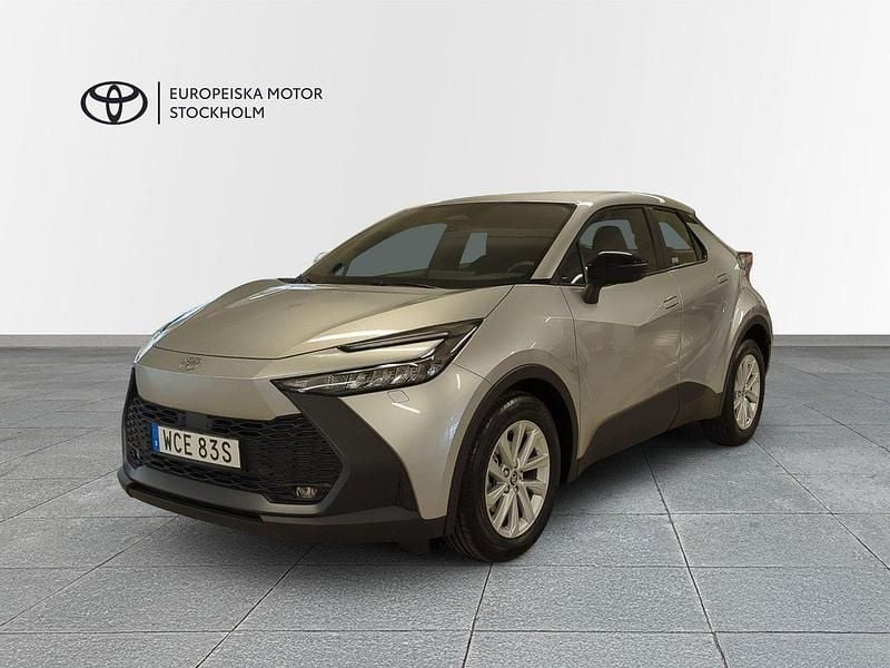 Silver Ny 2025 Toyota C-HR Active SUV | 355 000 kr (Marknadspris) - Bild 1/3