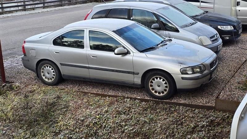 Silver Begagnad 2002 Volvo S60 Sedan | 8 000 kr (Superpris) - Bild 1/1