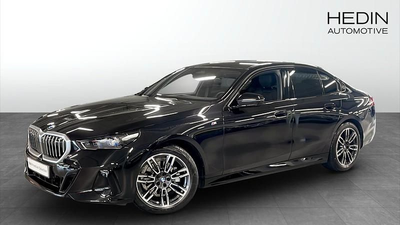 Svart (black) Begagnad 2025 BMW 520 M Sport Sedan | 583 700 kr (Lite dyr) - Bild 1/4