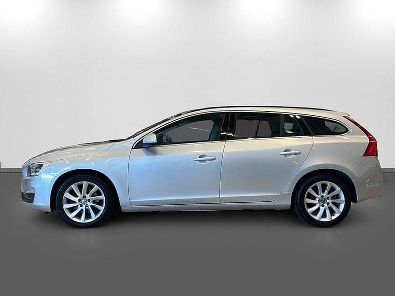 Begagnad Volvo V60 Momentum 190 HK (139 kW) 2015 Silver Kombi