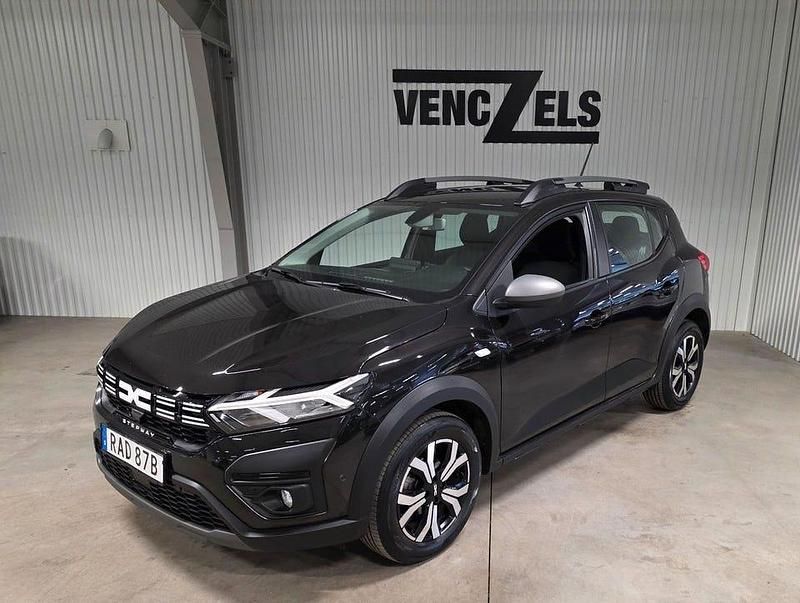 Svart Begagnad 2022 Dacia Sandero Stepway Kombi | 149 000 kr (Marknadspris) - Bild 1/4