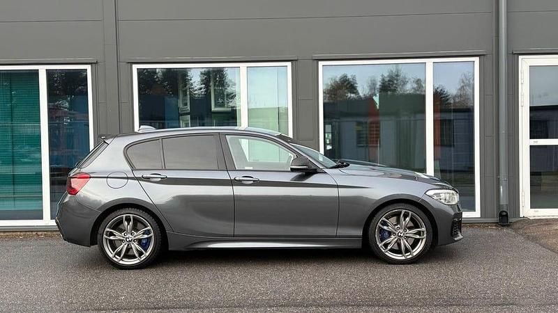 Grå Begagnad 2016 BMW M135 Halvkombi | 264 900 kr (Marknadspris) - Bild 1/4