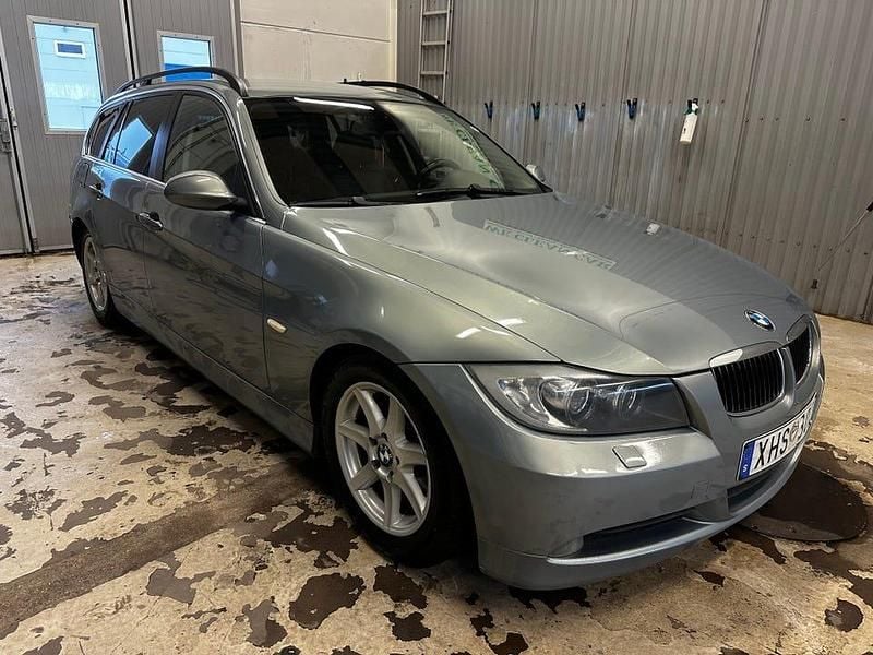 Begagnad BMW 325 218 HK (160 kW) 2006 Kombi