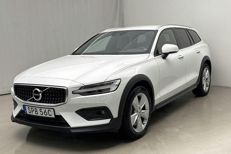 Vit Begagnad 2020 Volvo V60 CC Momentum Kombi | 310 000 kr (Marknadspris) - Bild 1/4