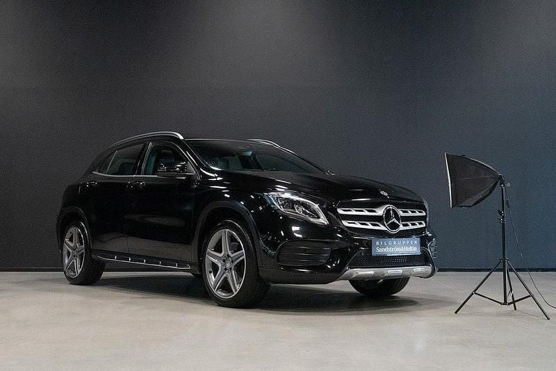 Svart (kosmos svart metallic) Begagnad 2019 Mercedes GLA250 AMG SUV | 279 000 kr (Bra pris) - Bild 1/4