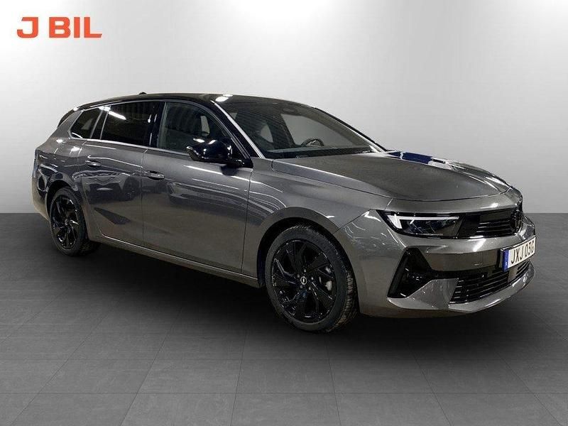 Grå Begagnad 2024 Opel Astra Kombi | 239 900 kr (Marknadspris) - Bild 1/3