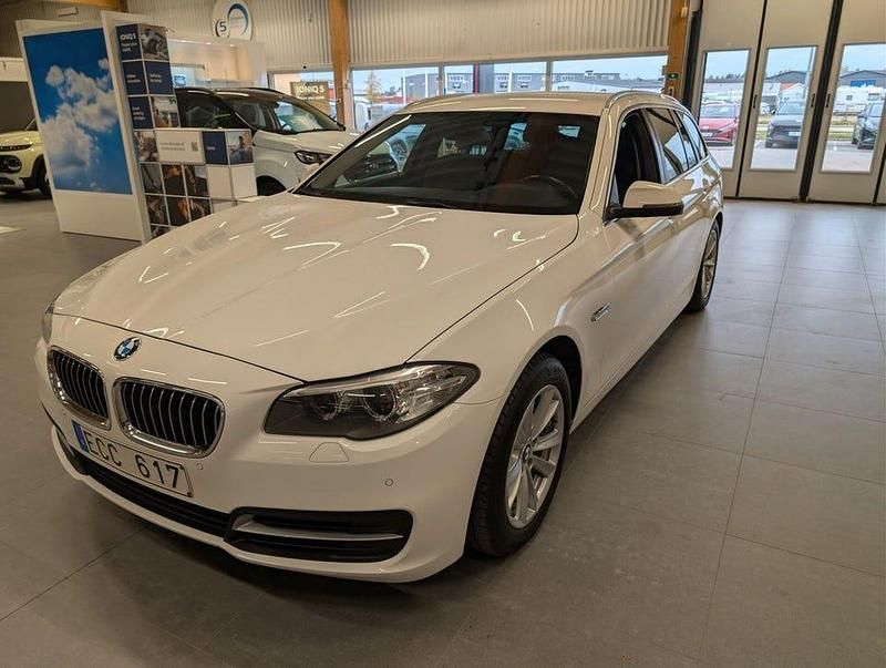 Vit Begagnad 2013 BMW 520 Kombi | 159 900 kr (Marknadspris) - Bild 1/4
