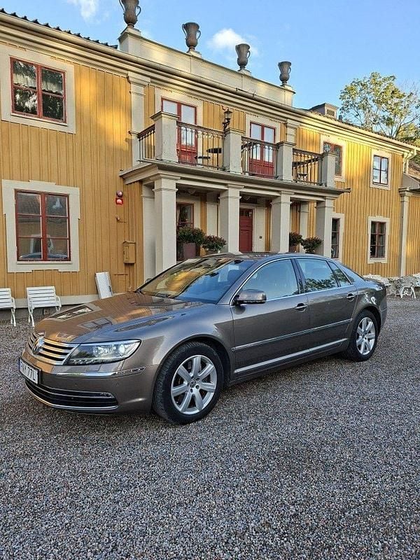 Grå Begagnad 2014 VW Phaeton Sedan | 189 000 kr - Bild 1/4