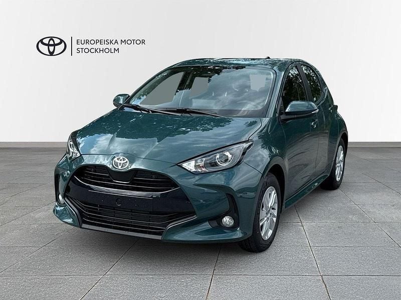 Grön Ny 2025 Toyota Yaris Hybrid Active Halvkombi | 271 800 kr (Bra pris) - Bild 1/4