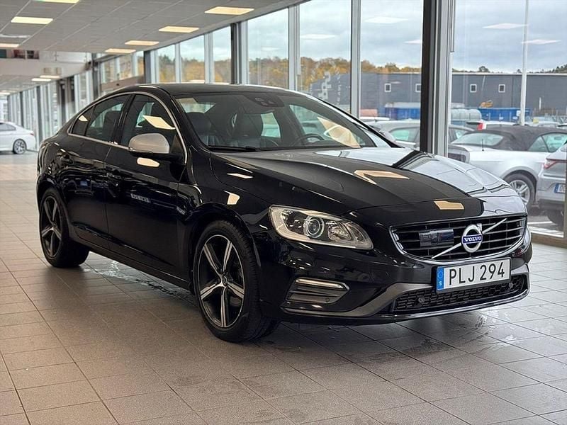 Svart Begagnad 2018 Volvo S60 R-Design Sedan | 189 900 kr (Marknadspris) - Bild 1/3