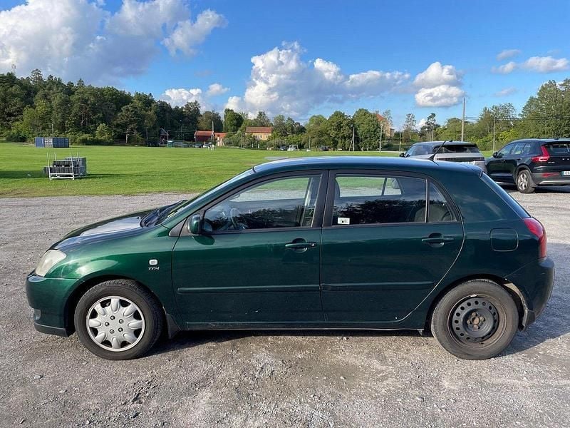 Grön Begagnad 2004 Toyota Corolla Halvkombi | 15 500 kr (Superpris) - Bild 1/4