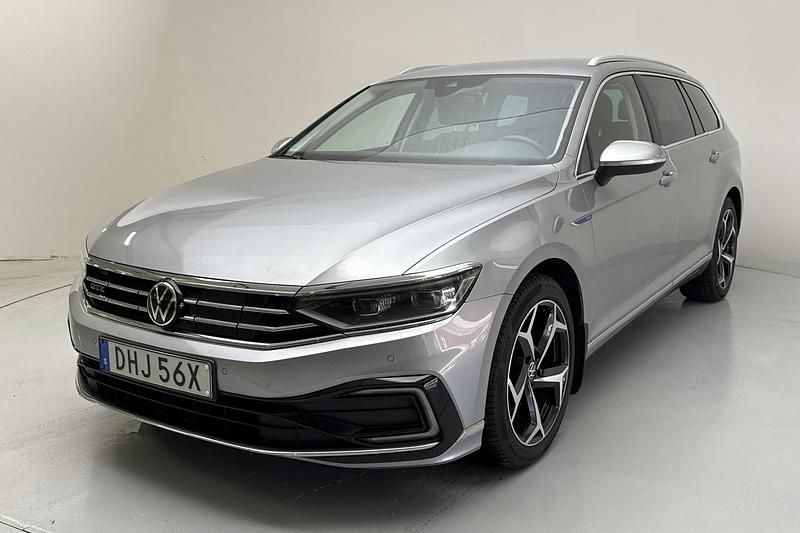 Silver Begagnad 2021 VW Passat | 199 000 kr - Bild 1/4