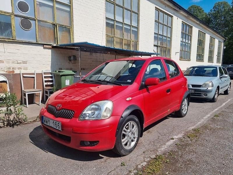 Röd Begagnad 2004 Toyota Yaris Halvkombi | 19 900 kr (Marknadspris) - Bild 1/3