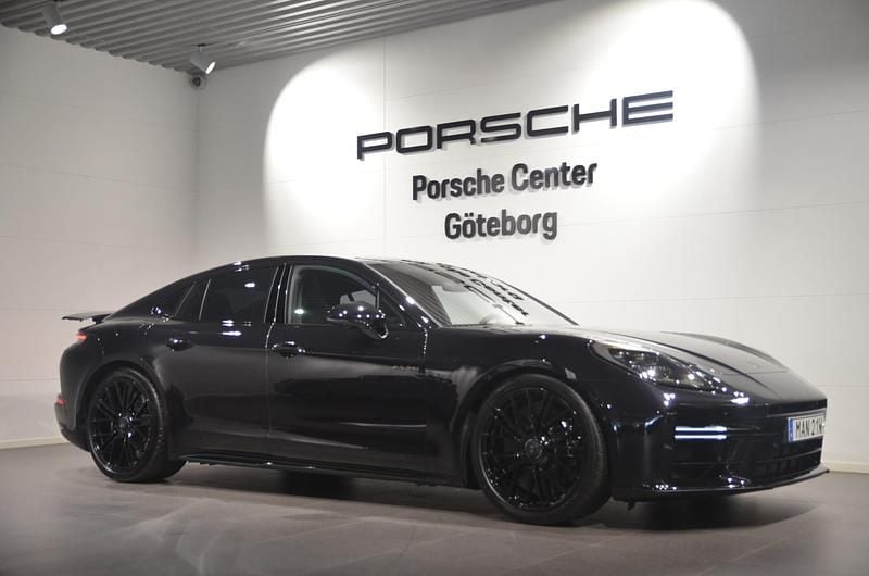 Svart (black) Begagnad 2025 Porsche Panamera Turbo S Sedan | 2 499 000 kr - Bild 1/4
