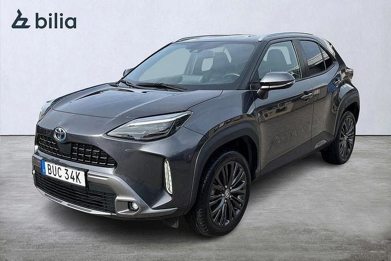 Grå Begagnad 2022 Toyota Yaris Cross SUV | 309 900 kr (Marknadspris) - Bild 1/3