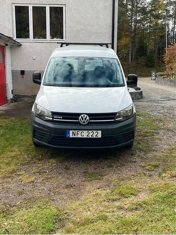 Vit Begagnad 2016 VW Caddy Minibuss | 70 000 kr (Lite dyr) - Bild 1/4