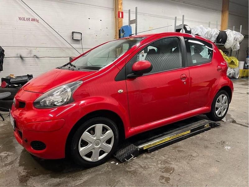 Begagnad 2010 Toyota Aygo Halvkombi | 46 000 kr (Marknadspris) - Bild 1/4