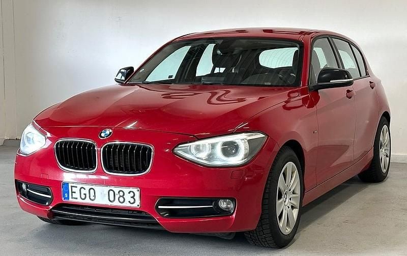 Begagnad BMW 118 Sport Line 143 HK (105 kW) 2011 Röd Halvkombi