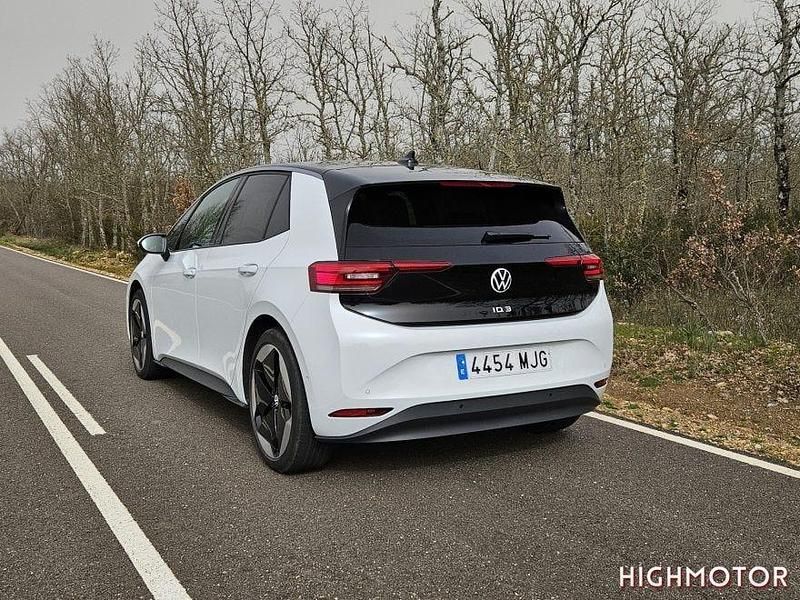 Vit med svart bagage lucka och tak Begagnad 2025 VW ID.3 Pro Performance Halvkombi | 250 000 kr (Superpris) - Bild 1/1