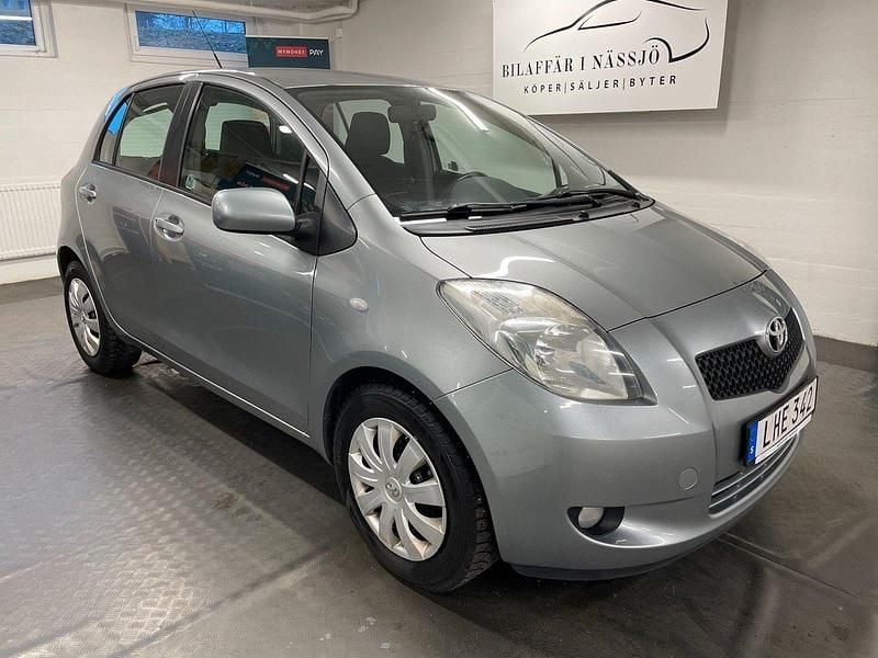 Grå Begagnad 2008 Toyota Yaris Halvkombi | 36 900 kr (Bra pris) - Bild 1/4