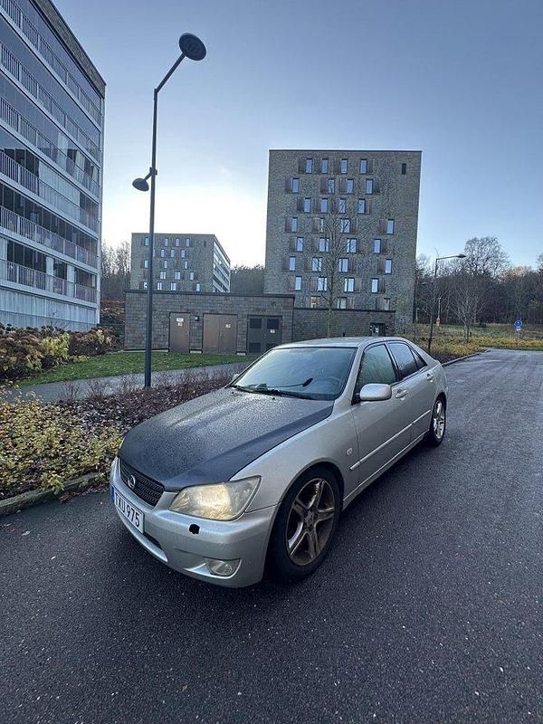Silver Begagnad 2003 Lexus IS200 Sedan | 60 000 kr - Bild 1/4