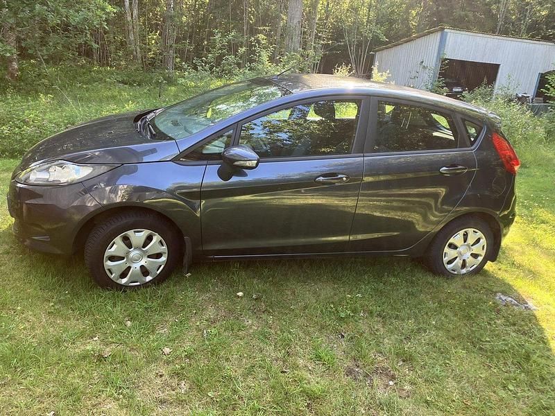 Grå Begagnad 2010 Ford Fiesta Trend Halvkombi | 57 900 kr (Marknadspris) - Bild 1/4