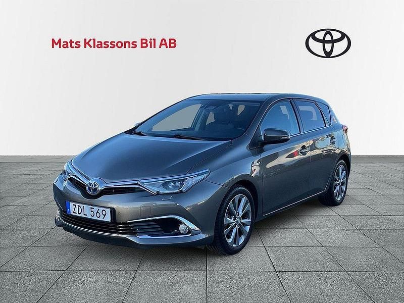 Mörkgrå Begagnad 2017 Toyota Auris Hybrid Executive Halvkombi | 179 000 kr (Marknadspris) - Bild 1/4