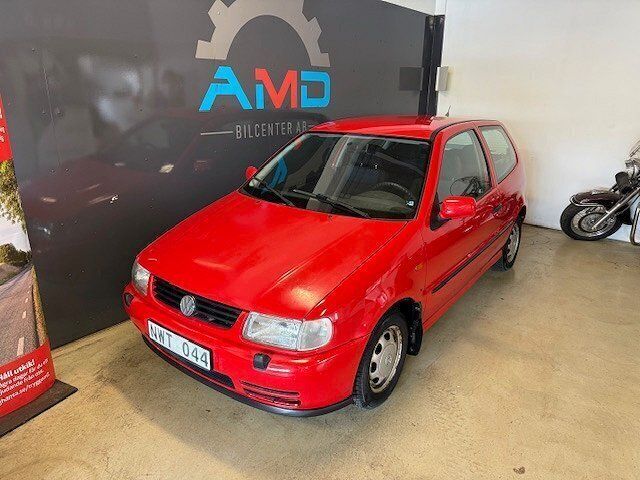 Röd Begagnad 1995 VW Polo Halvkombi | 19 900 kr - Bild 1/4