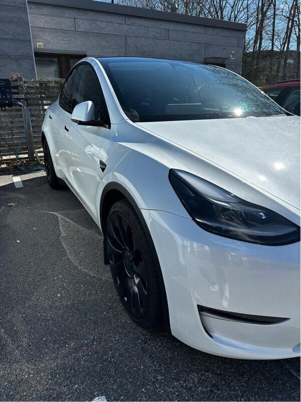 Vit Begagnad 2024 Tesla Model Y Performance SUV | 550 000 kr (Marknadspris) - Bild 1/4